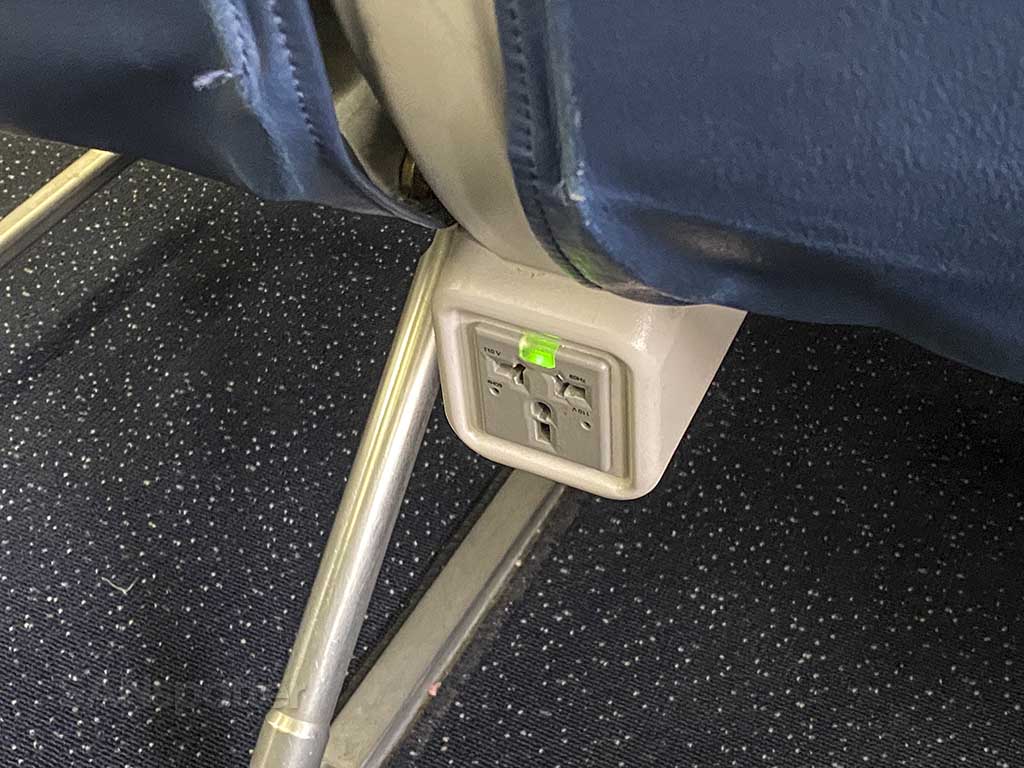 Delta 737-800 economy electrical outlets