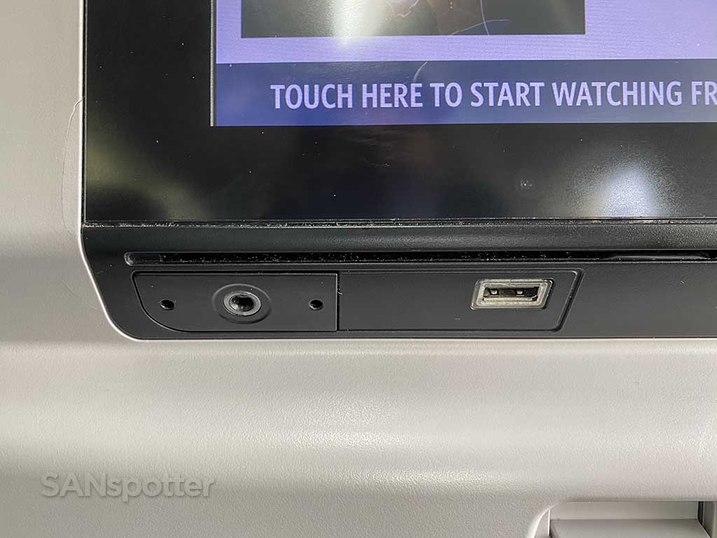 Delta 737-800 economy USB port and headphone jack