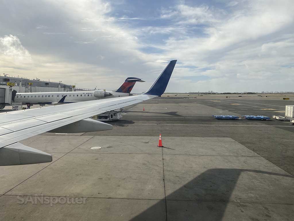 Delta 737-800 wing JFK airport