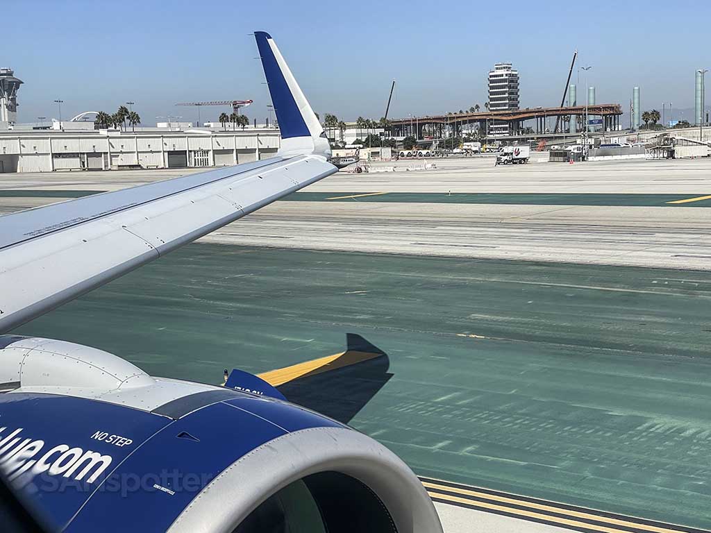 Jetblue A321neo taxiing for departing at LAX