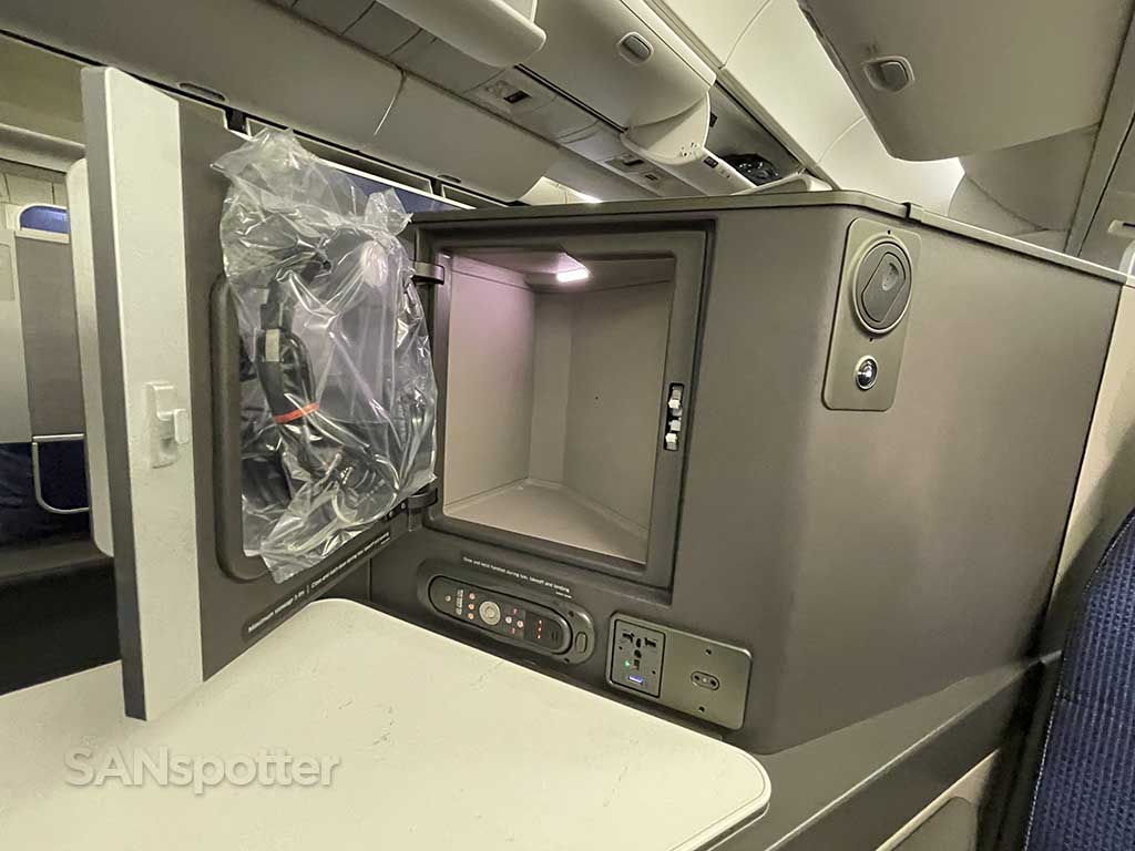 United Polaris business class seat storage