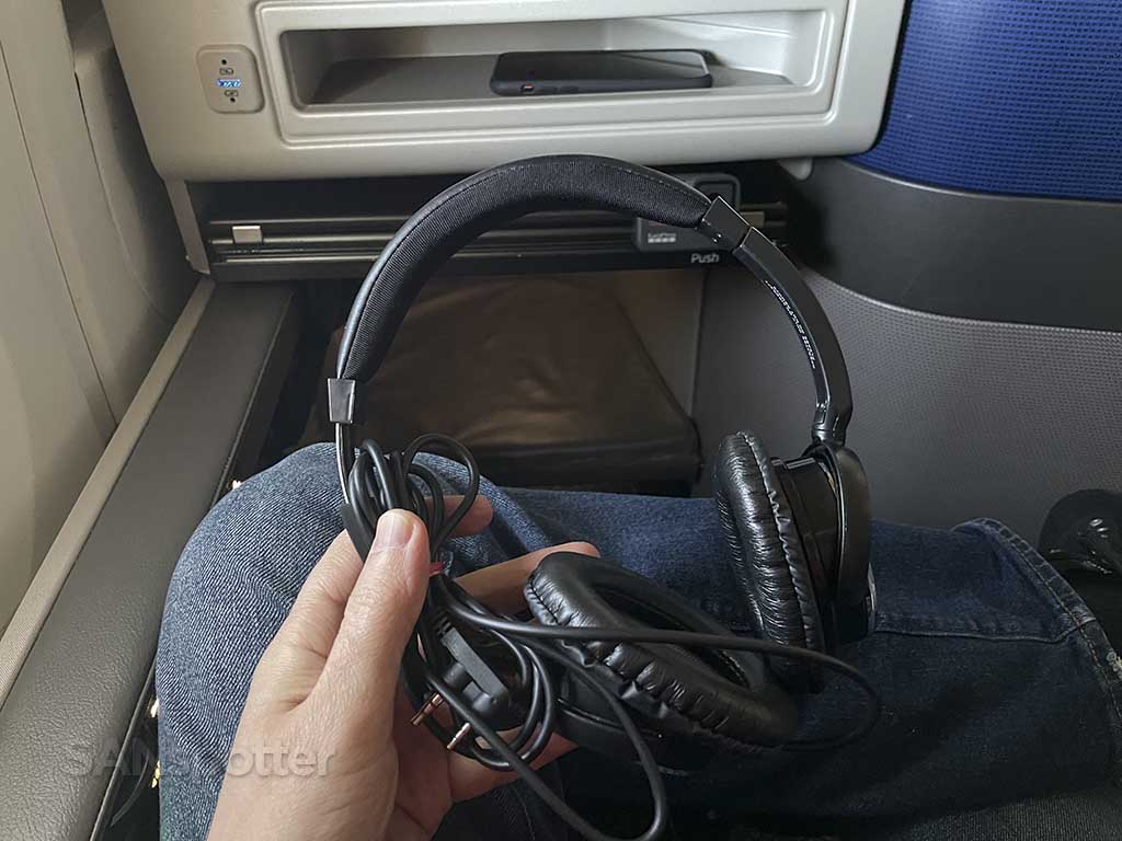 United Polaris business class noise canceling headphones