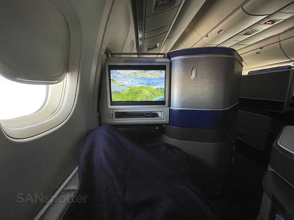 United lie flat business class seat