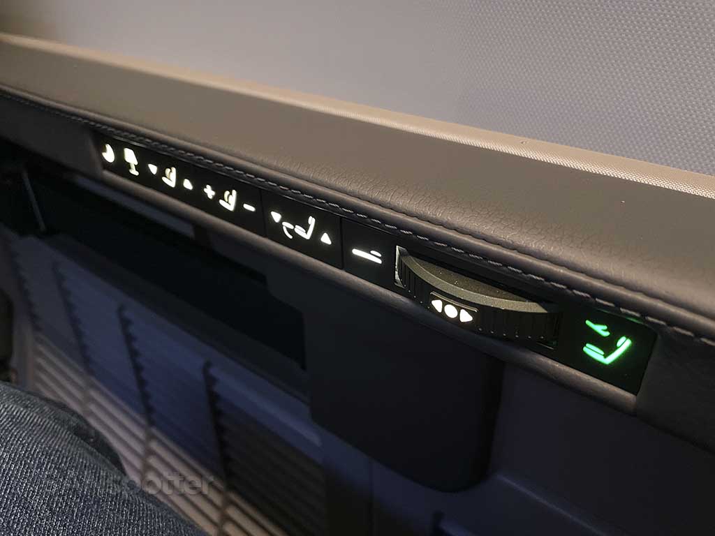 United 787-8 business class seat controls