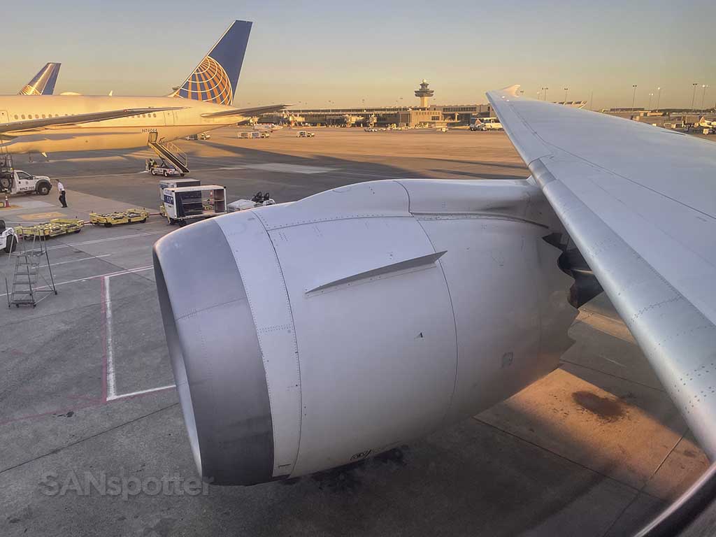 United 787-8 engine and wing 