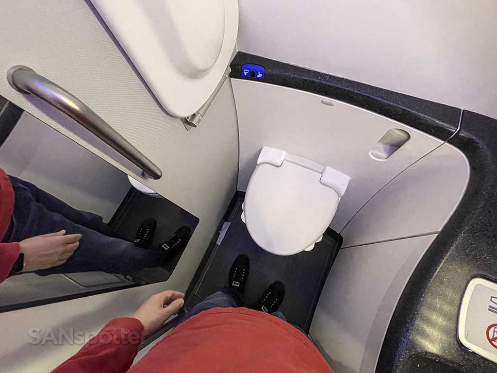 United 787-8 business class toilet 