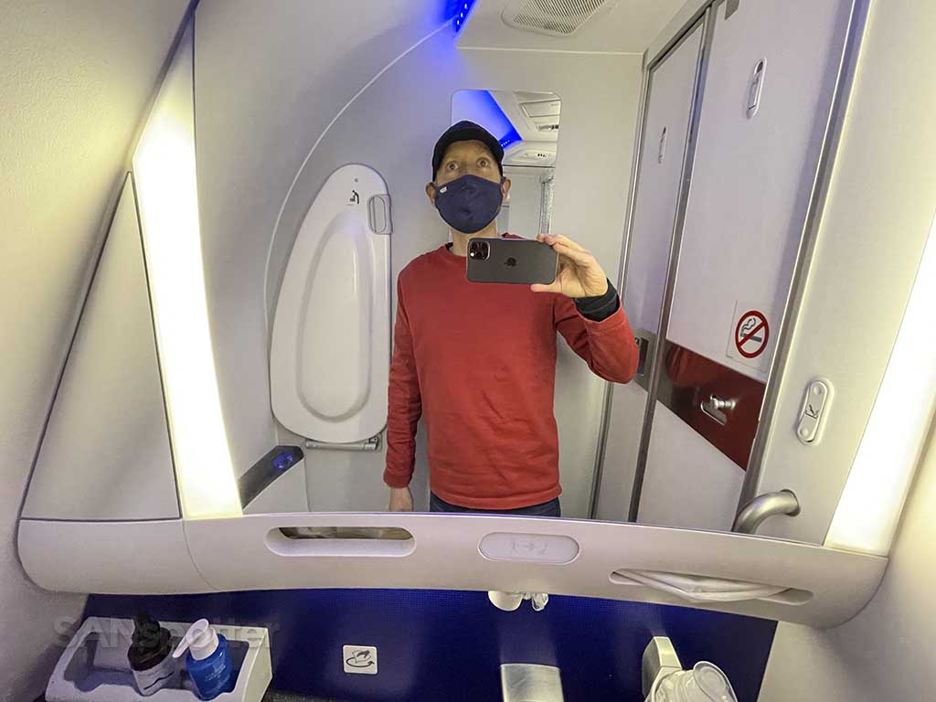 SANspotter selfie United 787-8 business class lavatory 