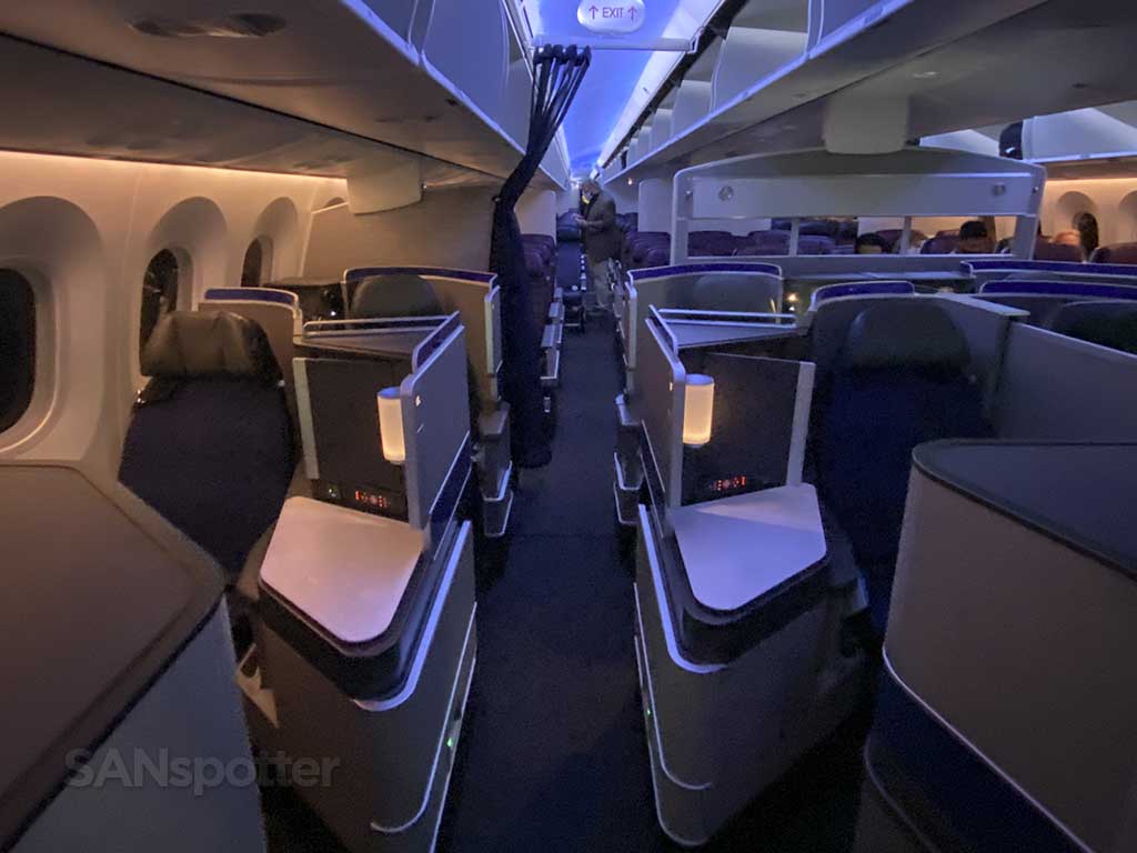 United 787-8 business class