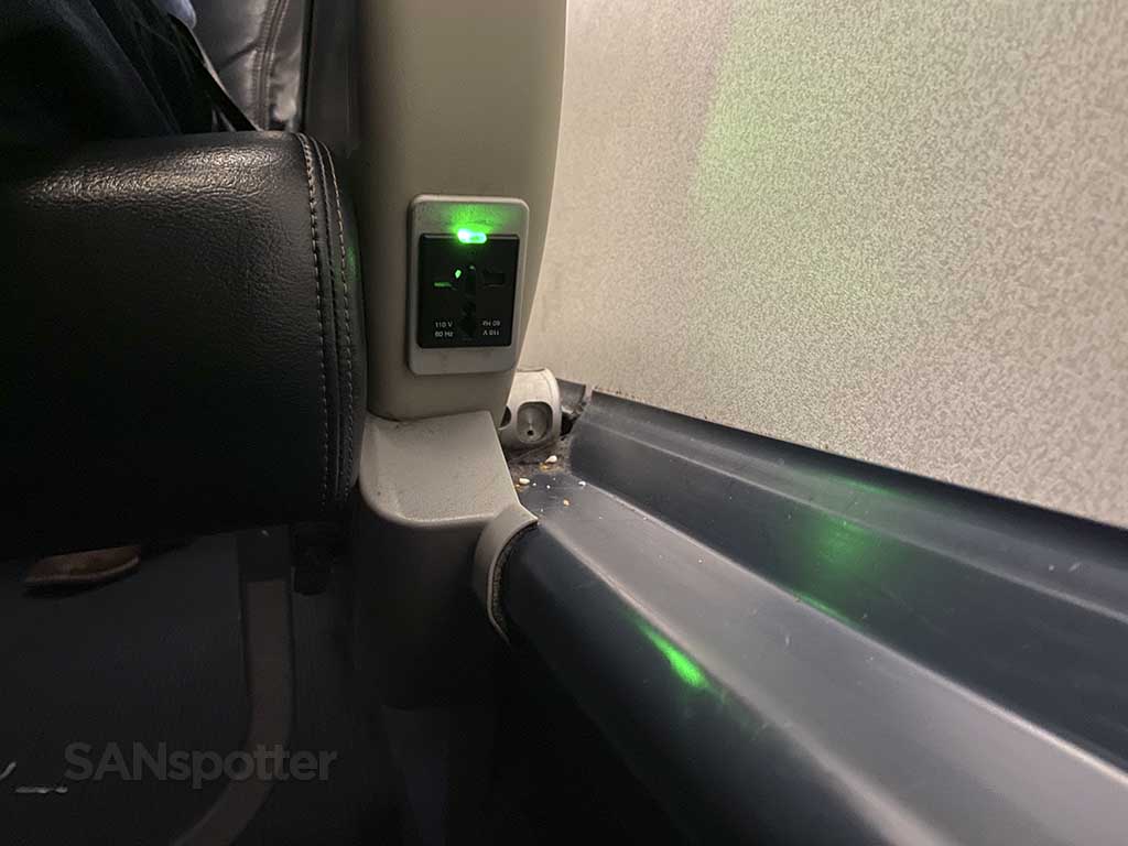 Alaska E175 first class power outlets