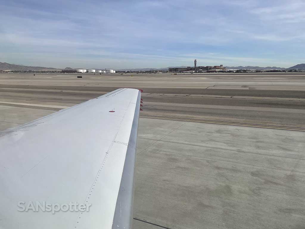 E175 landing at LAS