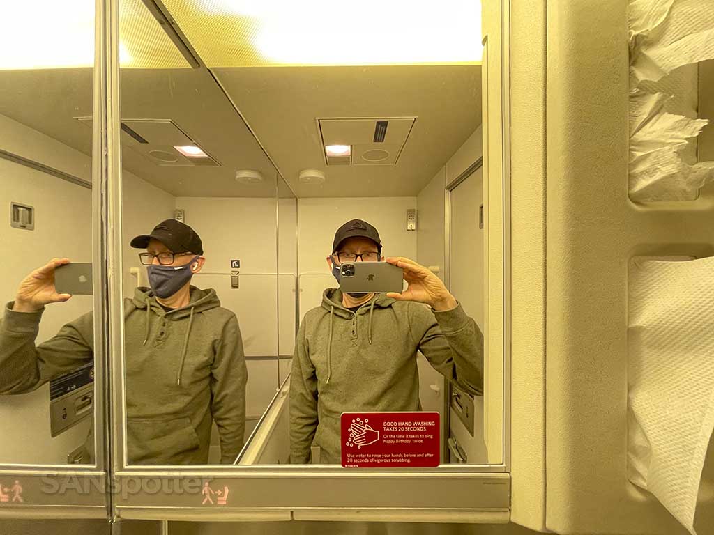 SANspotter selfie delta 767-300 lavatory