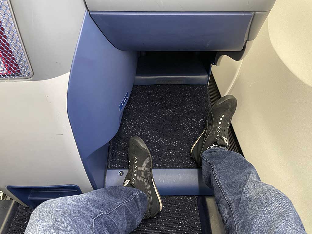 Delta 767-300 legroom and foot space