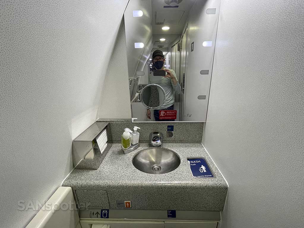 Delta 767-300 first class bathroom 