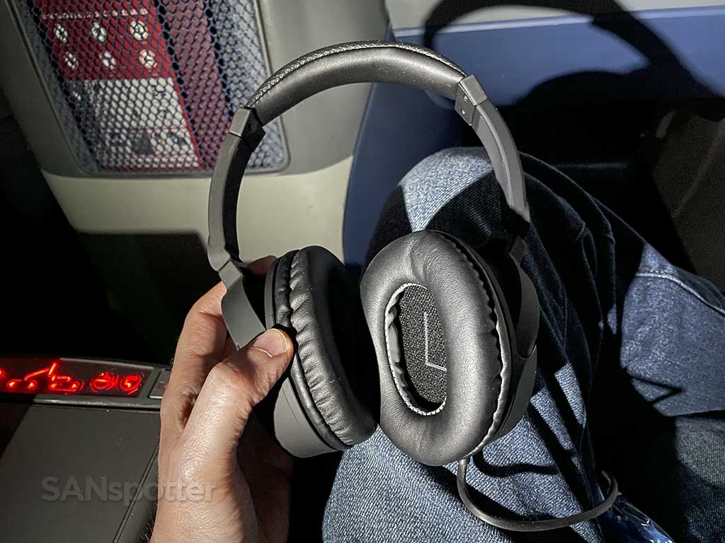 Delta 767-300 first class noise canceling headsets 