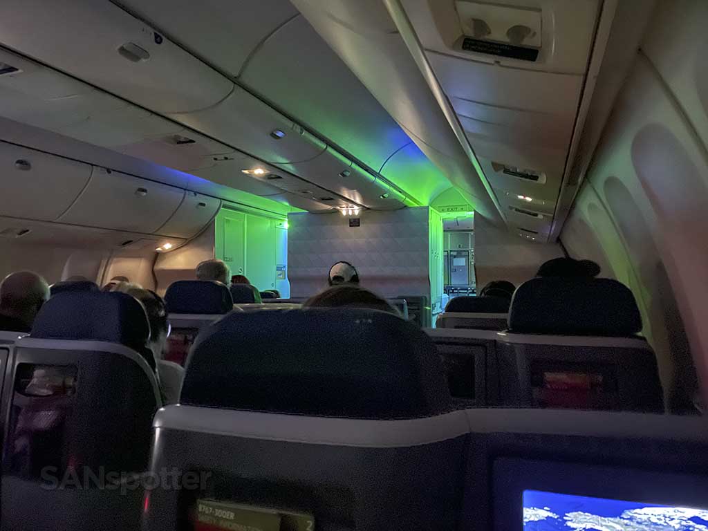 Delta 767-300 first class review: old seats, bad food, friendly service ...