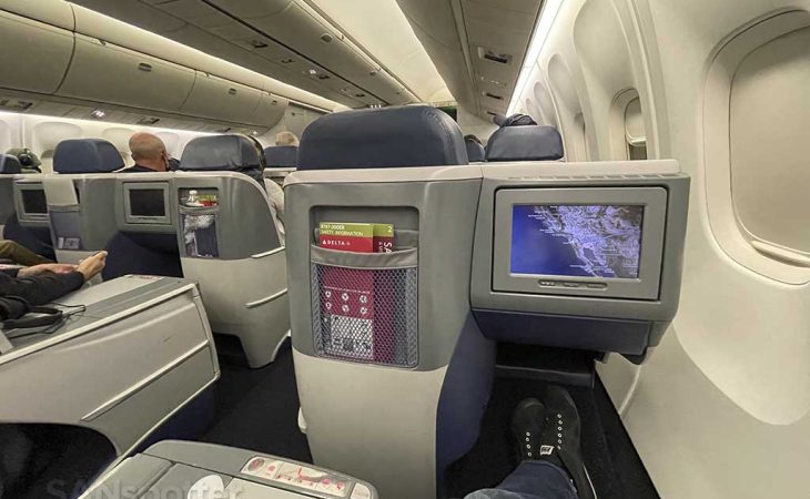 Delta 767-300 first class review: old seats, bad food, friendly service