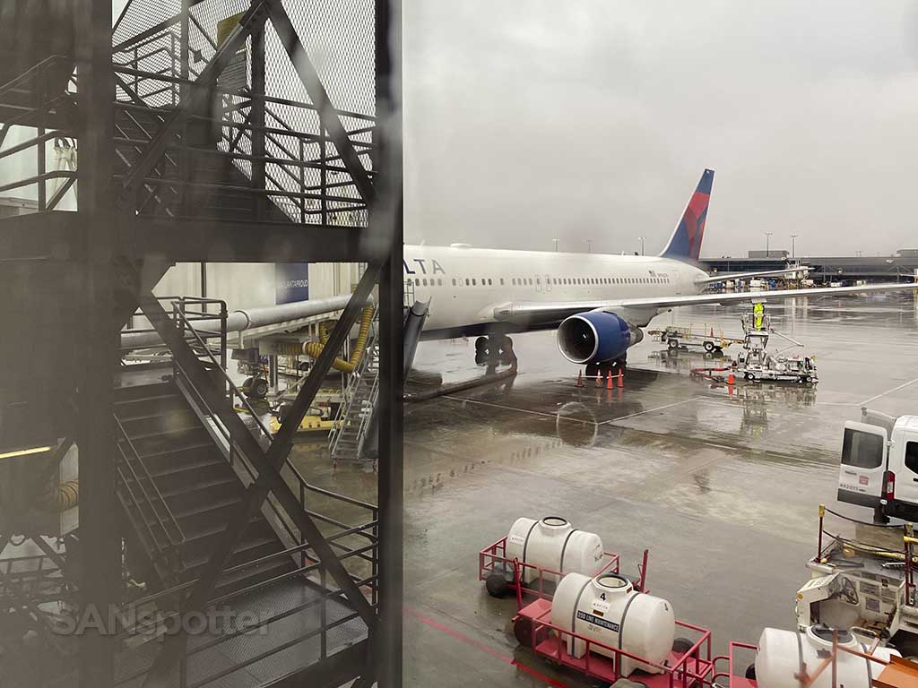 Delta 767-300 at gate a25 ATL airport 
