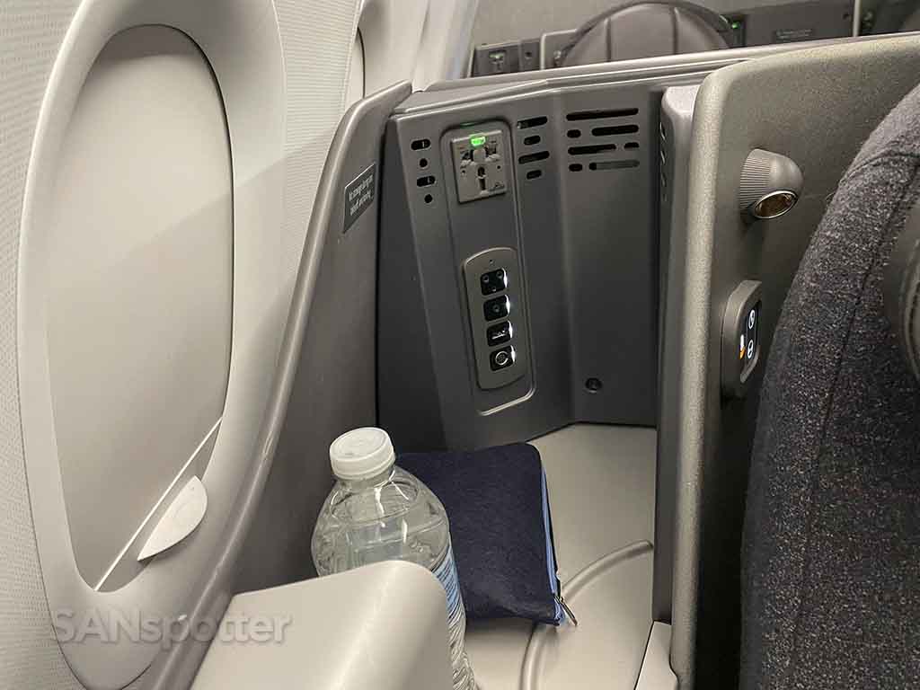 American Airlines a321t business class power outlets