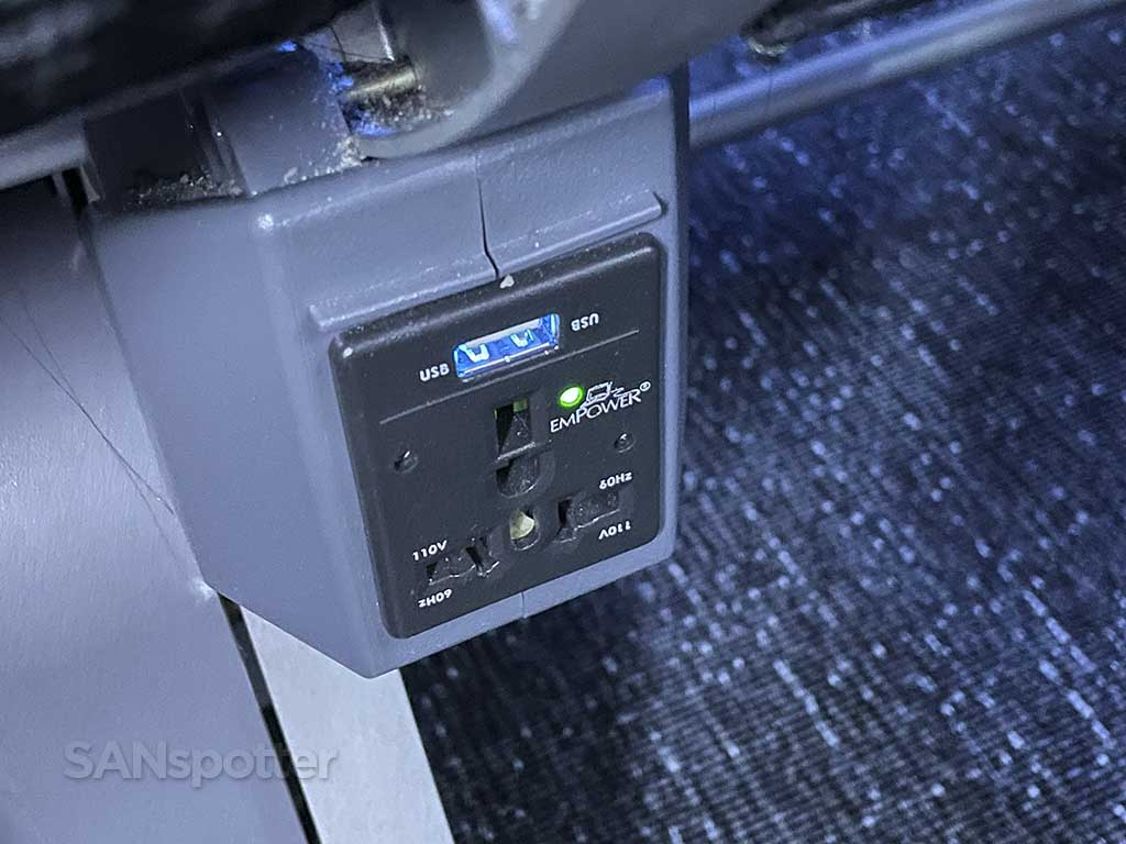 Jetblue A321neo power outlets in economy 