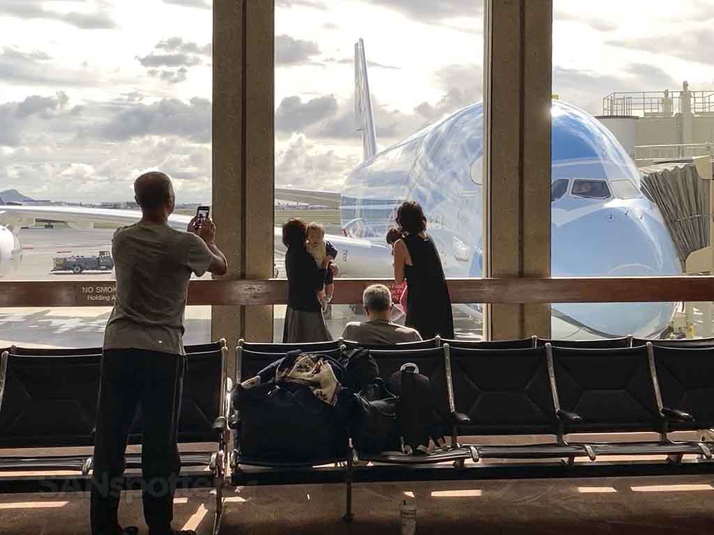 tourists in Honolulu airport