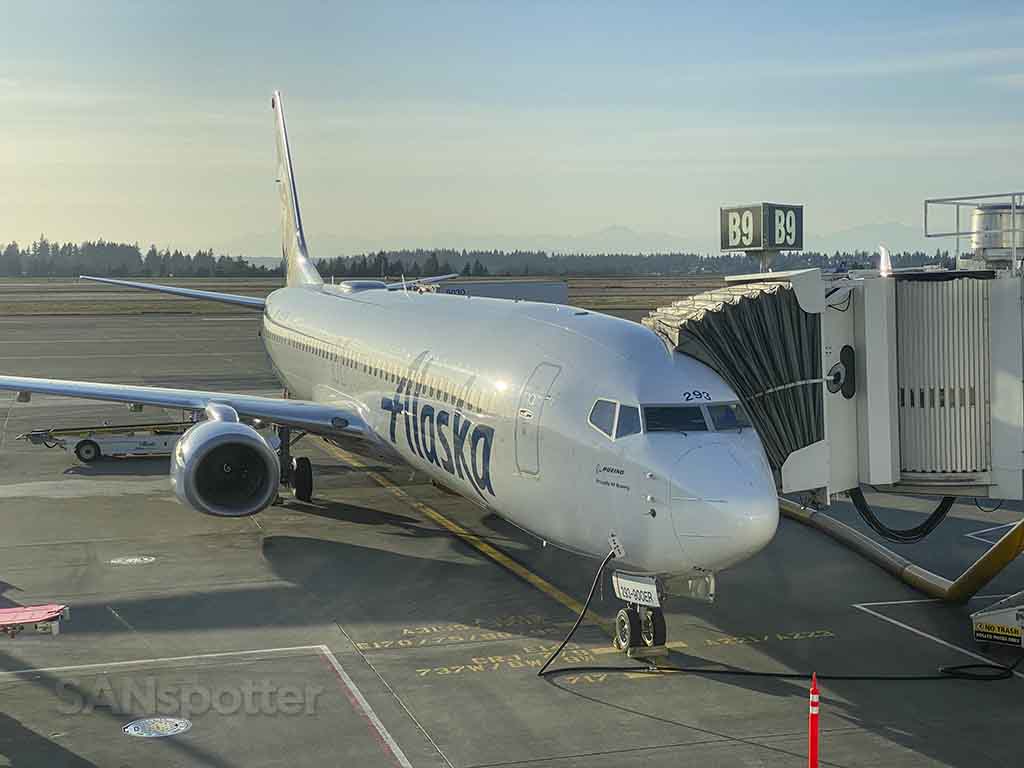 Alaska airlines 737-900er Seattle airport gate B9