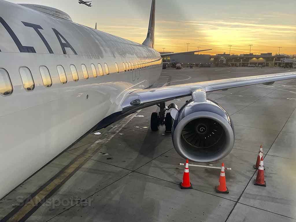 Delta 737-800 close up