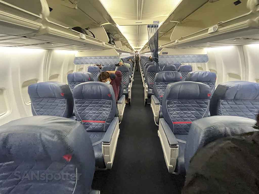 Delta 737-800 first class cabin