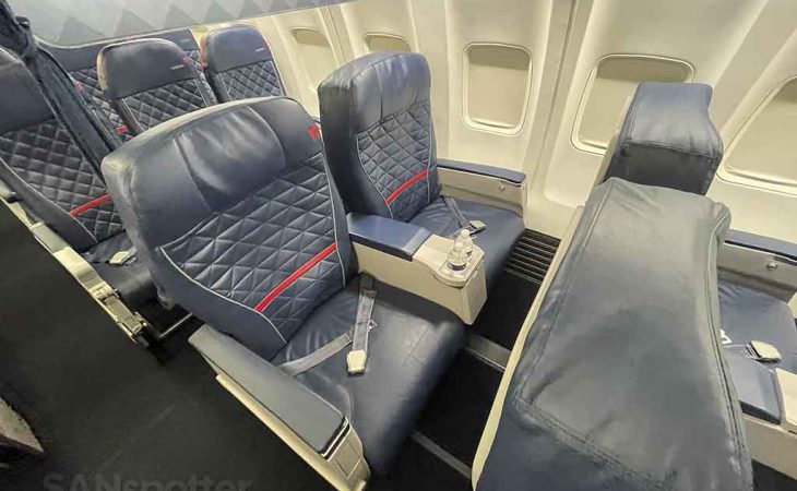 Delta 737-800 first class review (fantastic food in ordinary seats ...