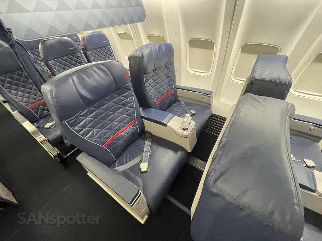 Delta 737-800 first class review (fantastic food in ordinary seats ...
