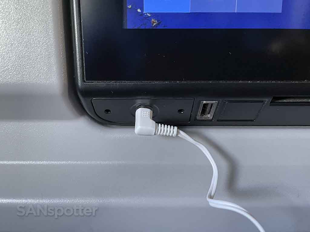 Delta 737-800 first class audio jack and USB port