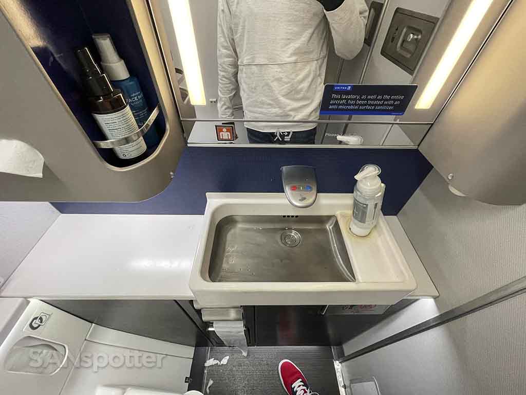 United 777-300er business class lavatory basin
