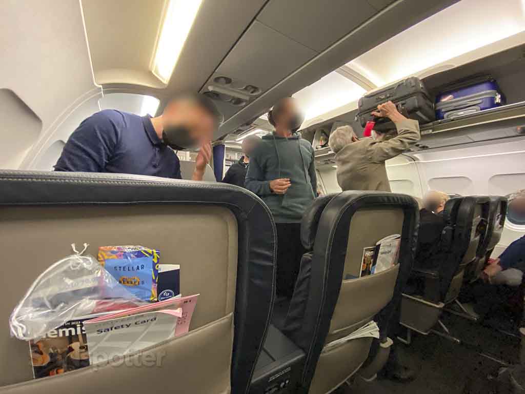 United a319 overhead bin size
