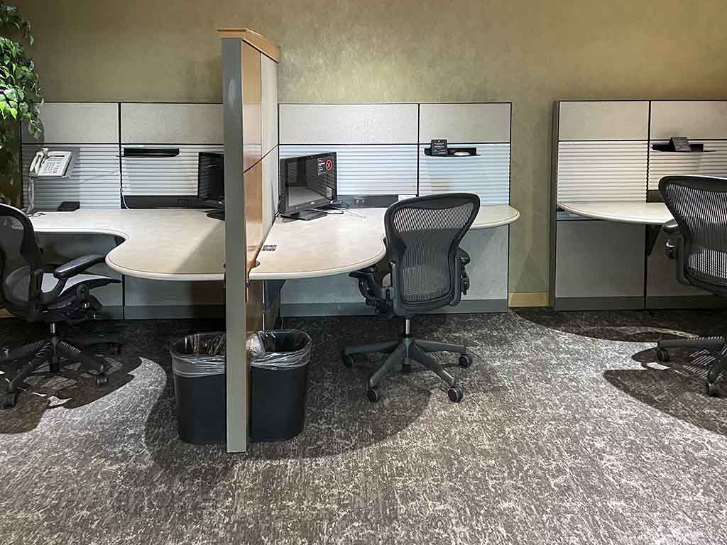 Edmonton air Canada lounge business center