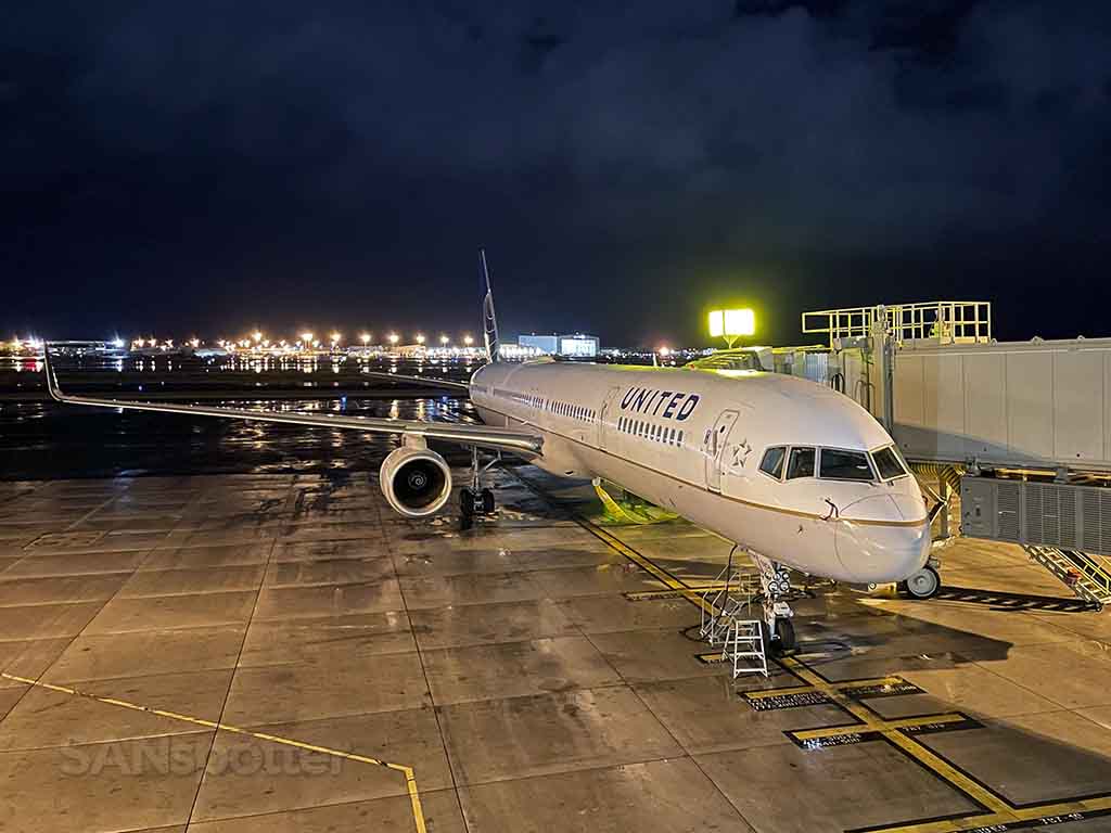 United airlines 757 at HNL