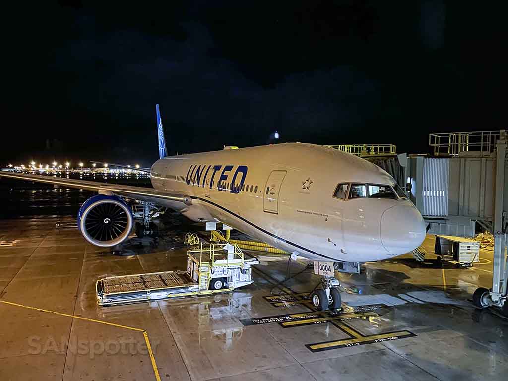 United 777-200 N78004 Honolulu airport gate g5
