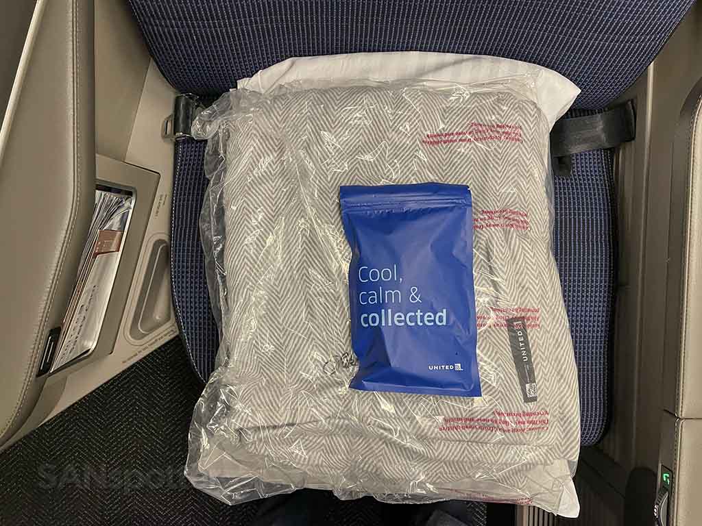 United Polaris amenity kit with blank and pillows 