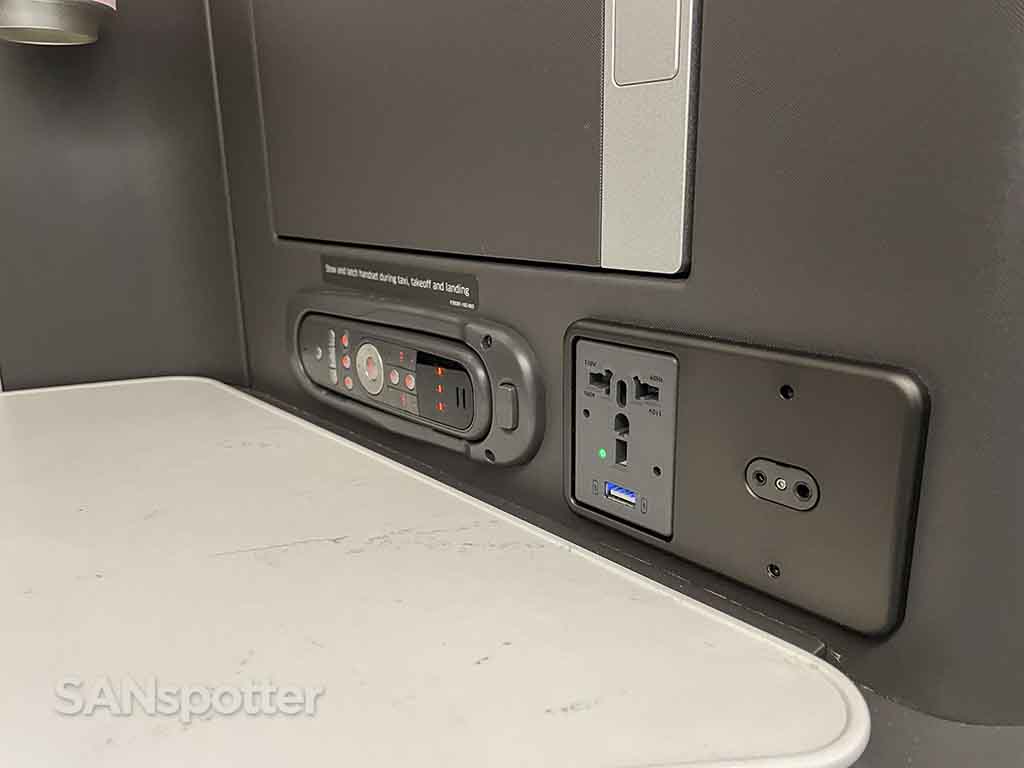 United Polaris seat power outlets 777-200
