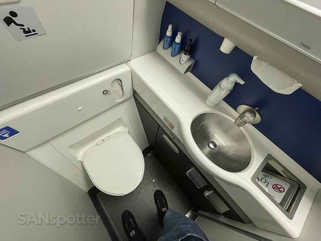 United 777-200 Polaris business class lavatory 