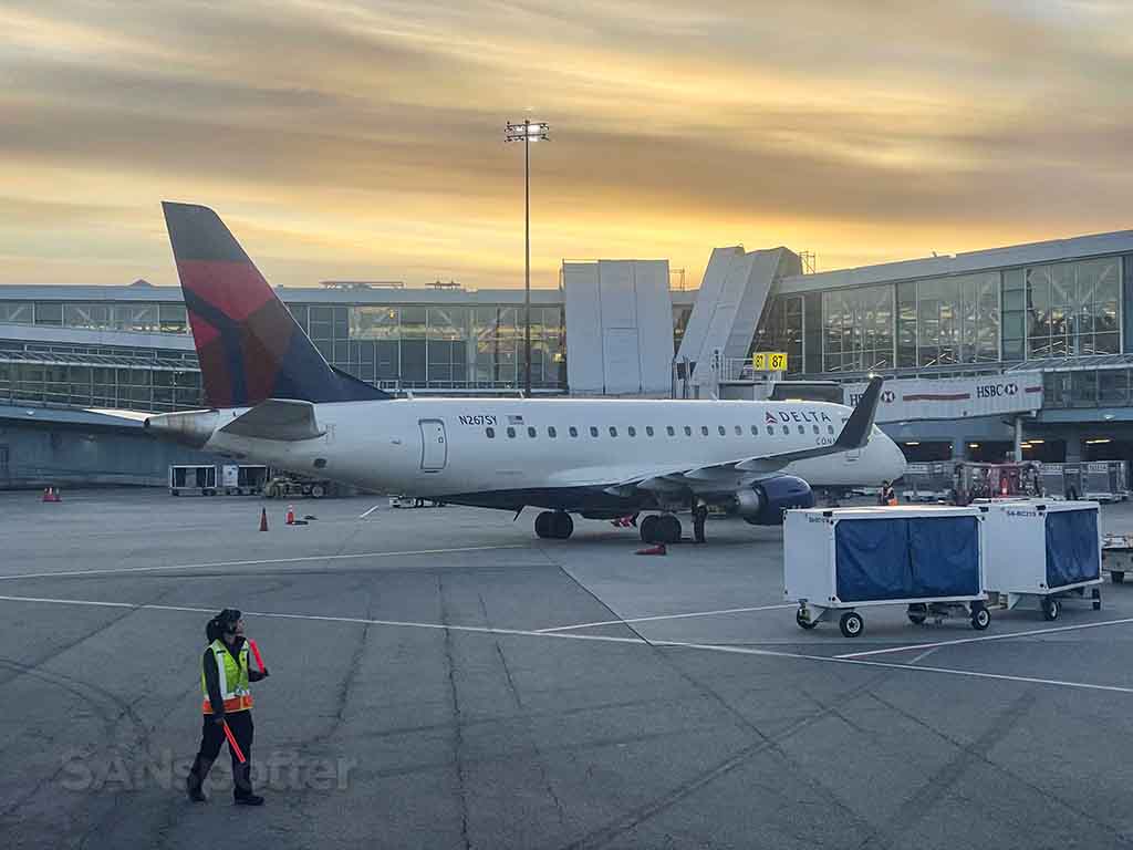 Delta connection e175 at YVR