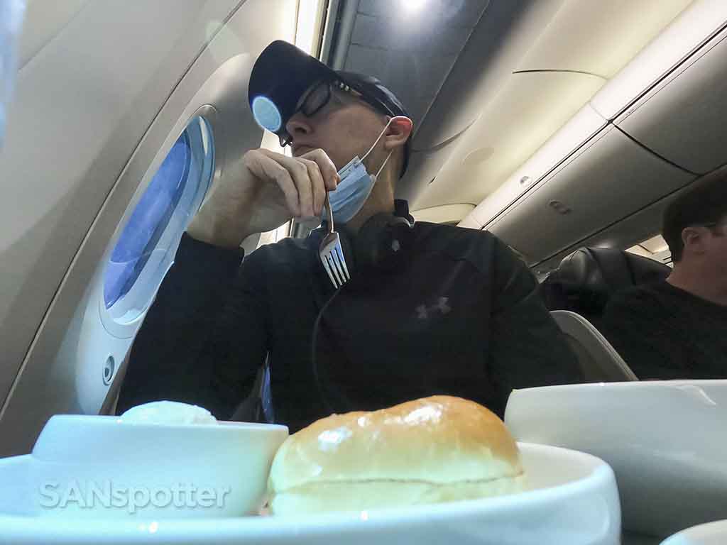 SANspotter eating lunch Aeromexico business class 