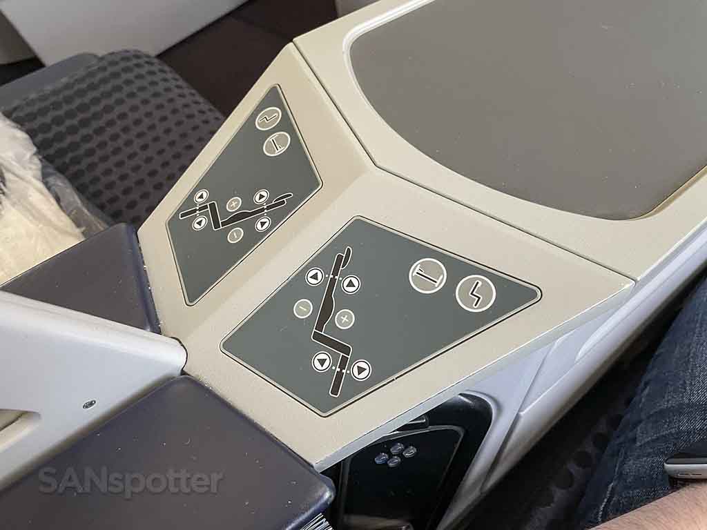 Aeromexico 787-8 business class seat controls 