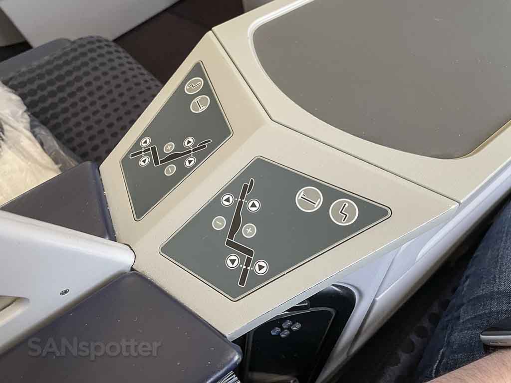 Aeromexico 787-8 business class seat controls