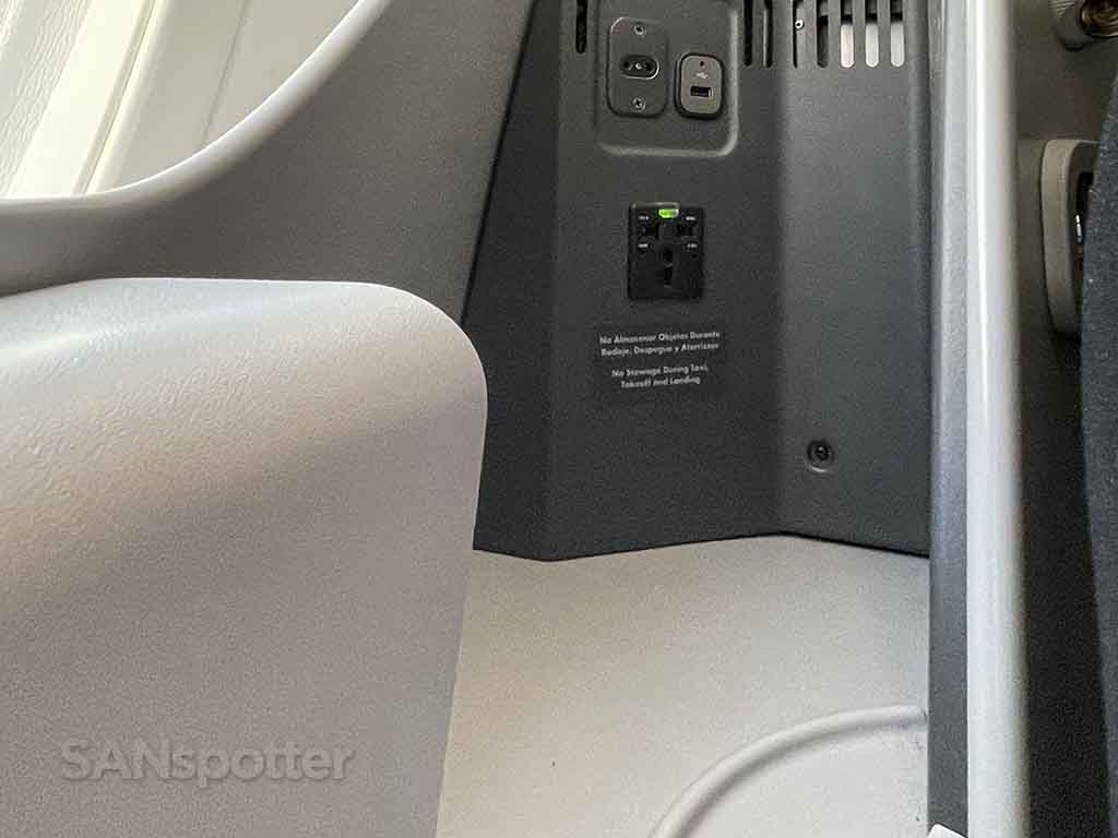 Aeromexico 787-8 business class power outlets