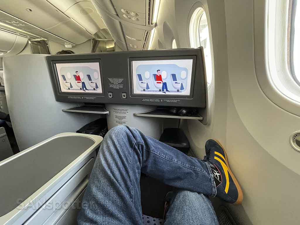 Aeromexico 787-8 business class crossed legs