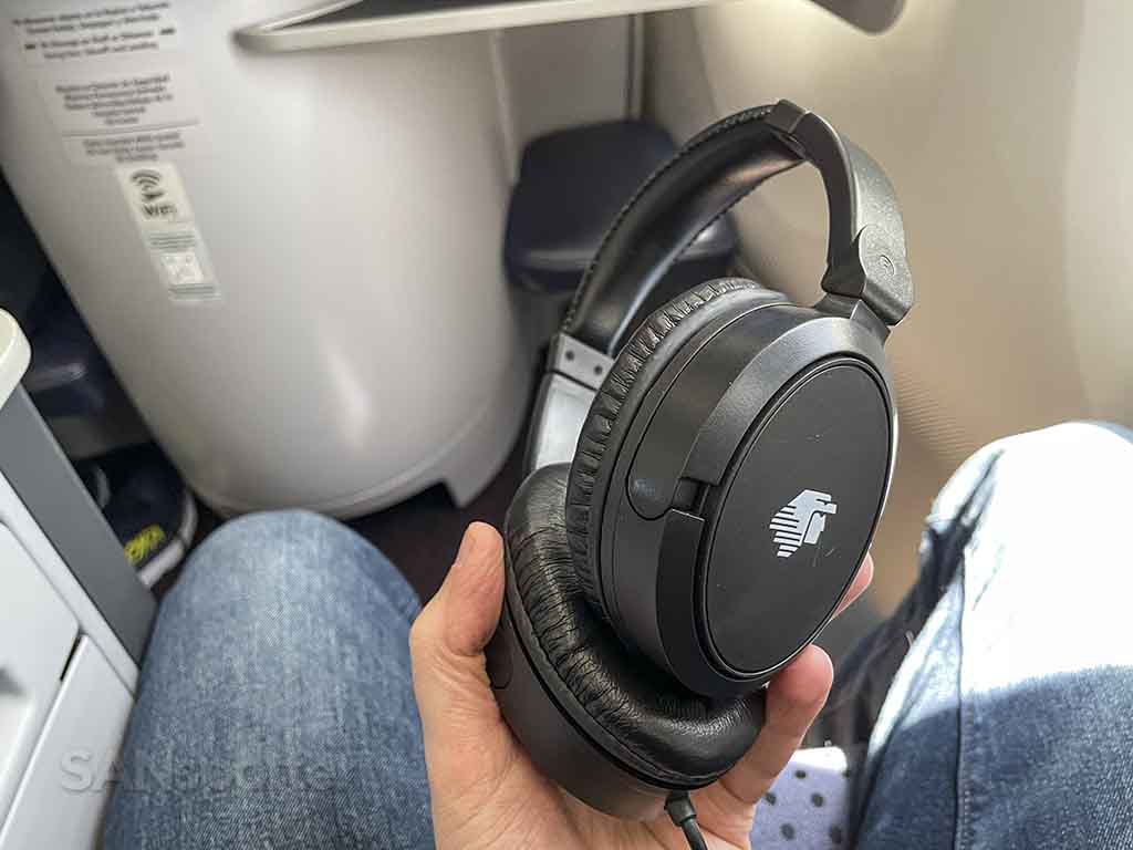 Aeromexico business class noise canceling headphones 