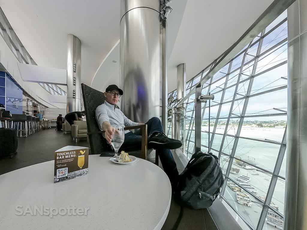 SANspotter in the San Diego Airport sky club lounge