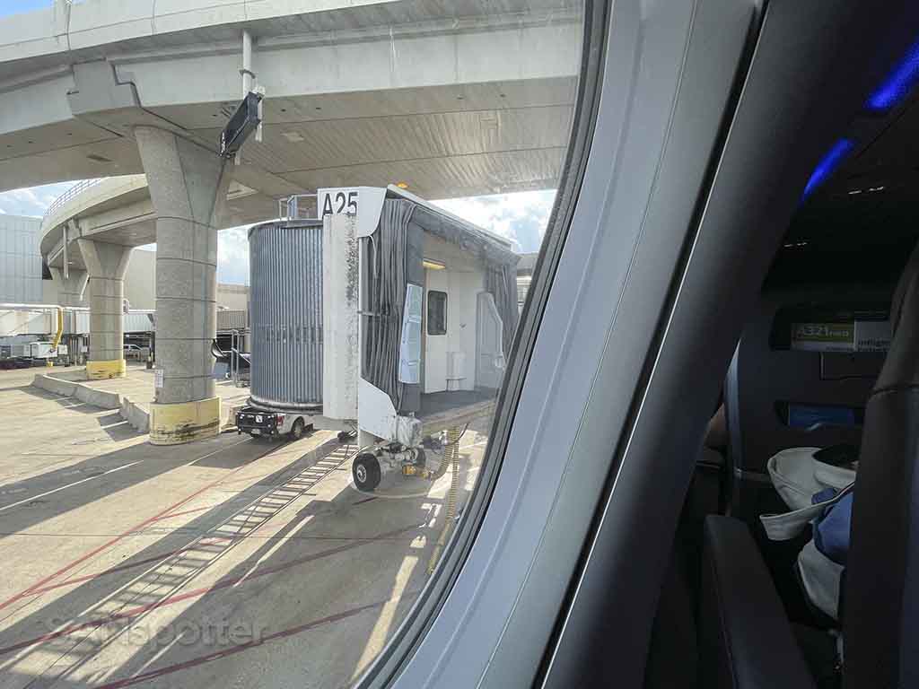DFW gate A25 jet bridge 