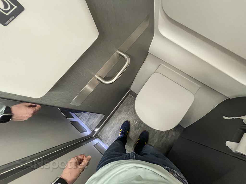 Delta A321neo first class lavatory 