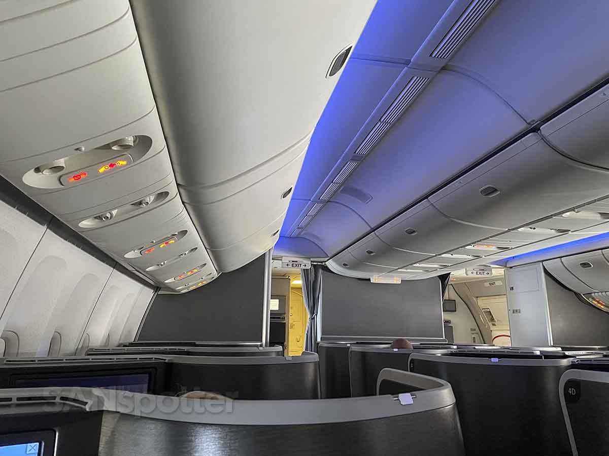 Boeing 777 overhead bins