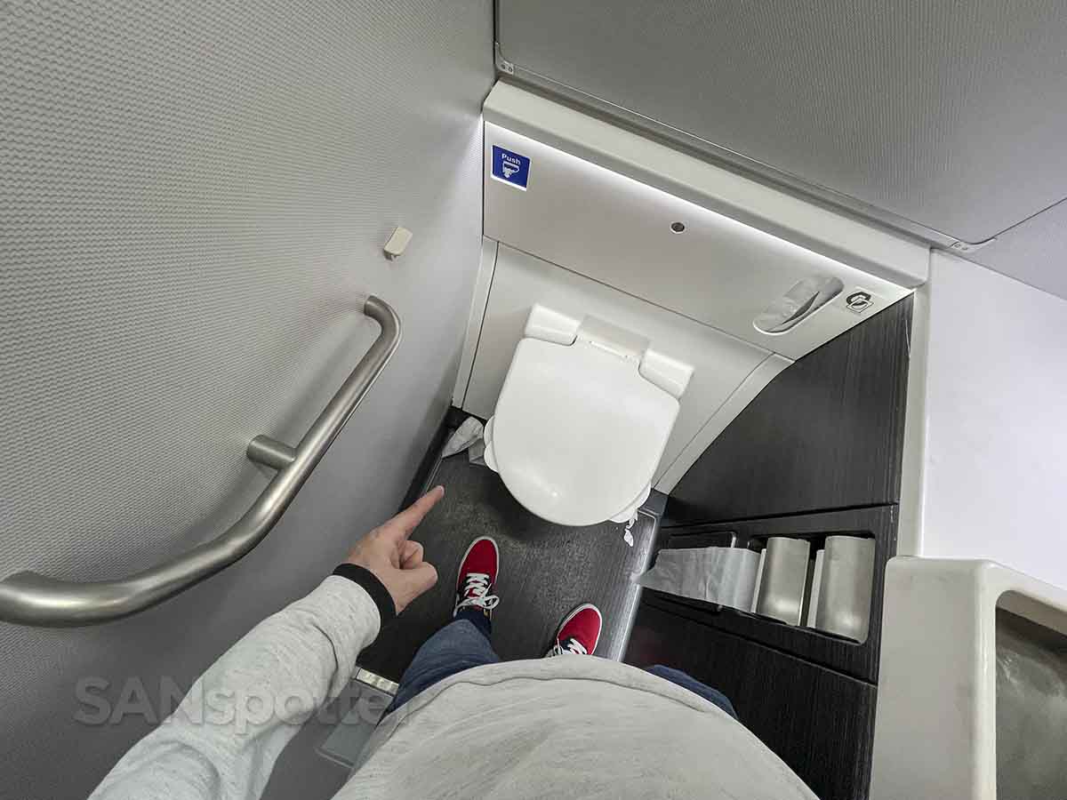 Boeing 777 toilet
